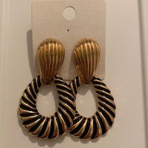 Gold black detailed scalloped earrings